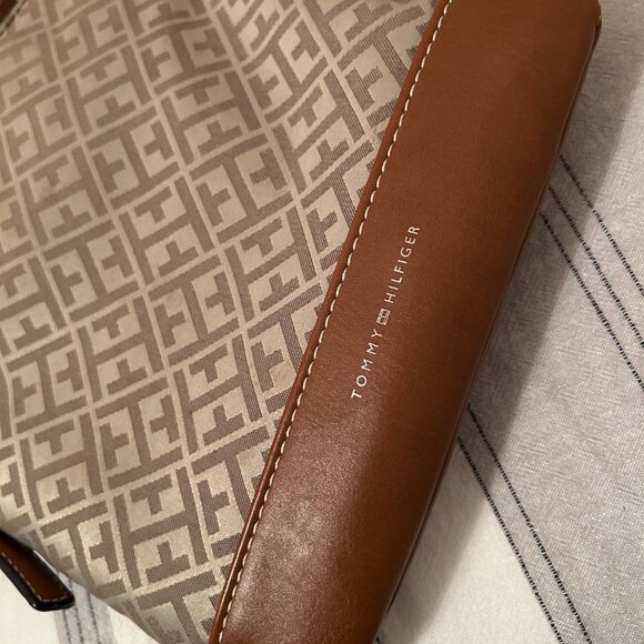 Tommy Hilfiger Cross Body Bag - Picture 3 of 10
